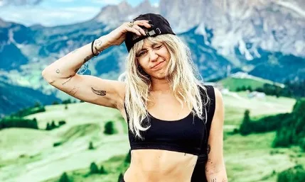 Miley Cyrus mostra nova tatuagem e posa com mãozinha ousada ao lado do novo namorado