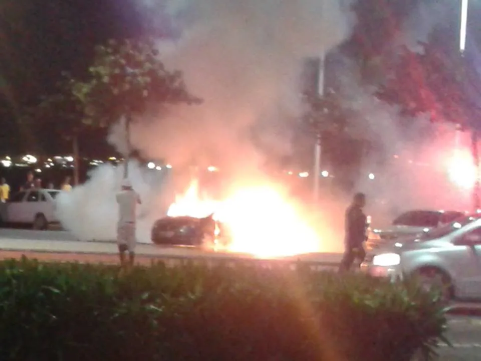 Carro pega fogo e fica destruído próximo a ponte de Vitória