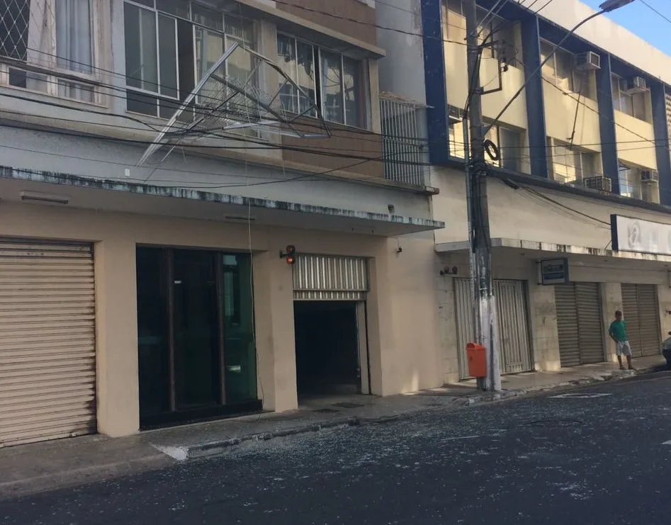 Janela cai do 12º andar de edifício e assusta moradores no Centro de Vitória