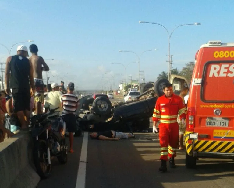 Carro capota, atinge e mata duas pessoas em Vila Velha