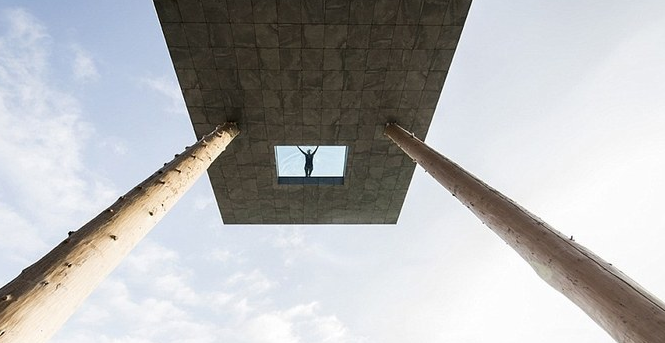 Piscina mais assustadora do mundo faz banhista "flutuar" na Itália