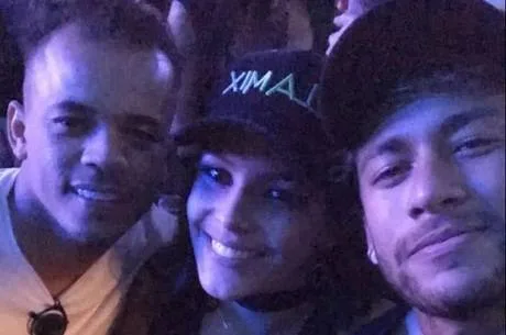 Emilly é convidada para o festão de Neymar em Paris