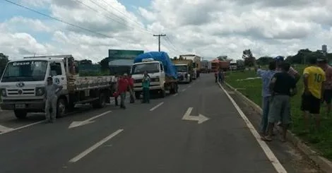 Caminhoneiros fecham rodovias no País contra alta do diesel