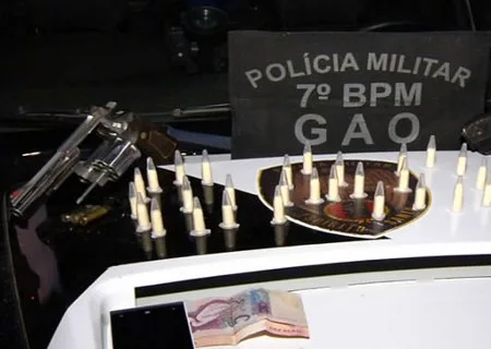 Grupo suspeito de tráfico é preso com armas, rádio comunicador e drogas em Cariacica