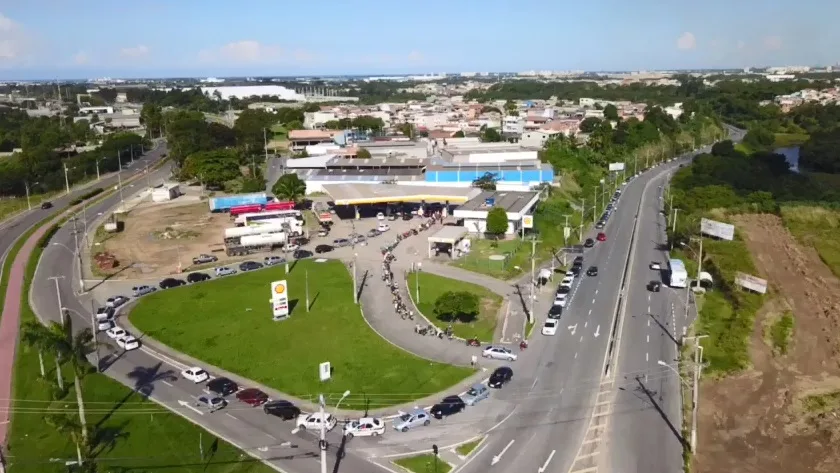 Imagens mostram fila de carros em posto de combustíveis na Serra