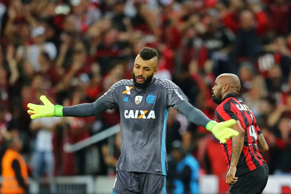 Criticado, Alex Muralha indica desejo de sair do Flamengo em 2018