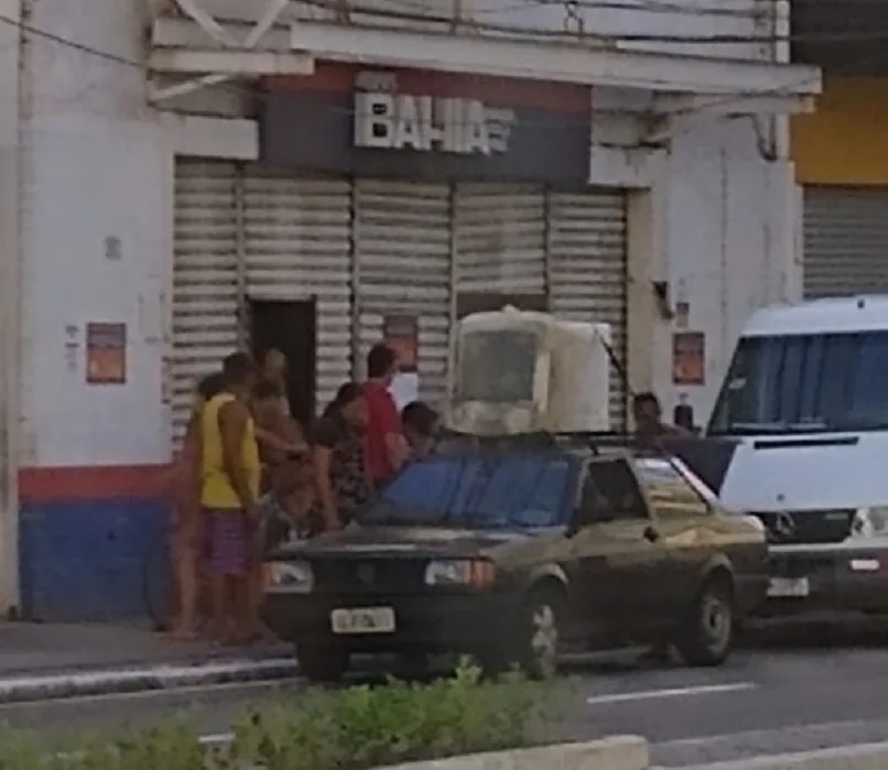 Grupo é flagrado saqueando objetos de estabelecimento comercial desativado em Vitória