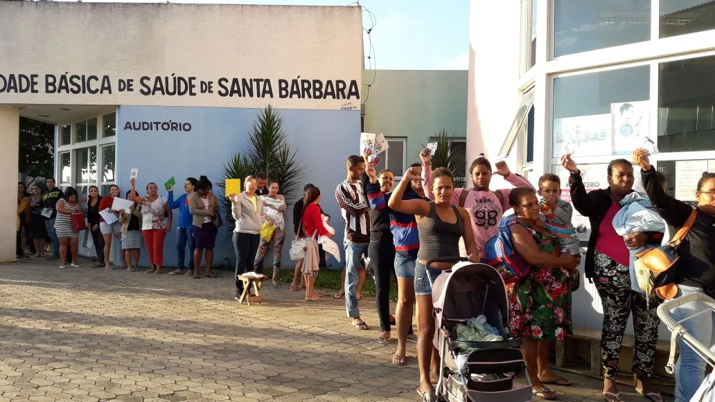 Moradores madrugam em fila para conseguirem atendimento de pediatra em Cariacica