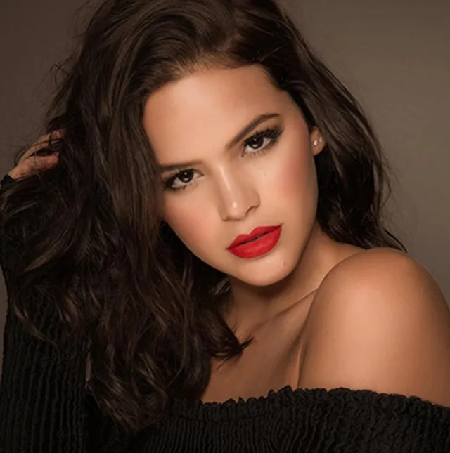 Bruna Marquezine faz ensaio fotográfico e aparece fascinante!