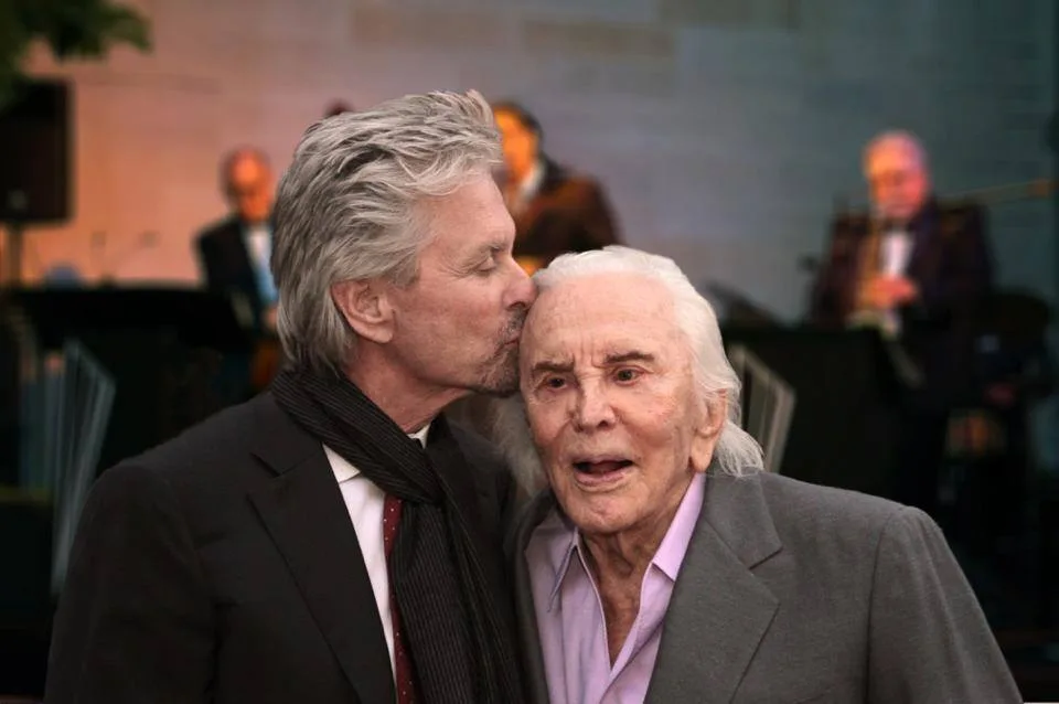 Kirk Douglas celebra 100 anos de idade com festa planejada por Michael Douglas