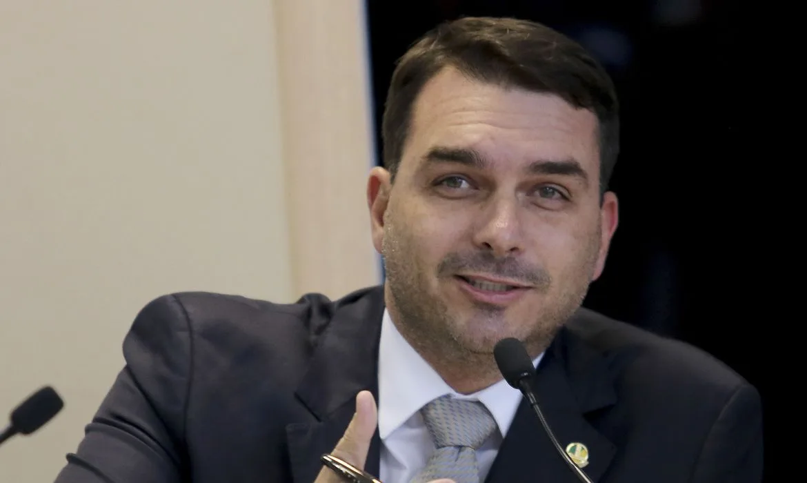 Senador Flávio Bolsonaro participa de assinatura de contrato de adesão do Terminal UTE GNA I do Porto do Açú – para movimentação de GNL (Gás Natural Liquefeito).