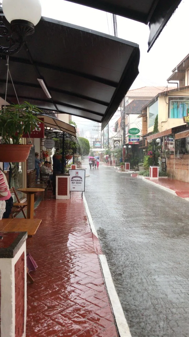 Final de semana com chuva na região serrana