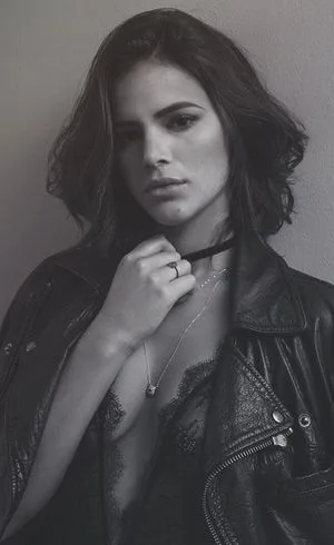 Bruna Marquezine exibe visual mais moderno em foto sensual