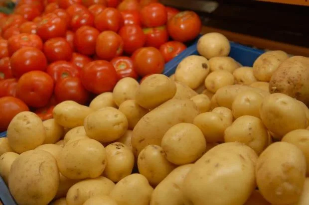 Enquanto o tomate teve alta na maior parte das cidades pesquisadas, a batata teve queda. Crédito: Divulgação 