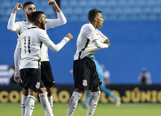 Corinthians vira sobre Flamengo e pega Juventus nas semifinais da Copa São Paulo