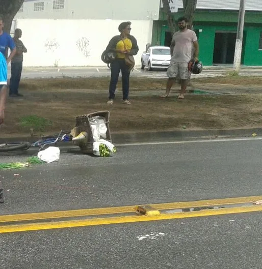 Ciclista morre atropelado por carreta na BR 101 em Linhares