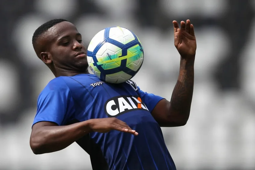 Jovem lateral do Botafogo celebra espaço, mas despista sobre titularidade