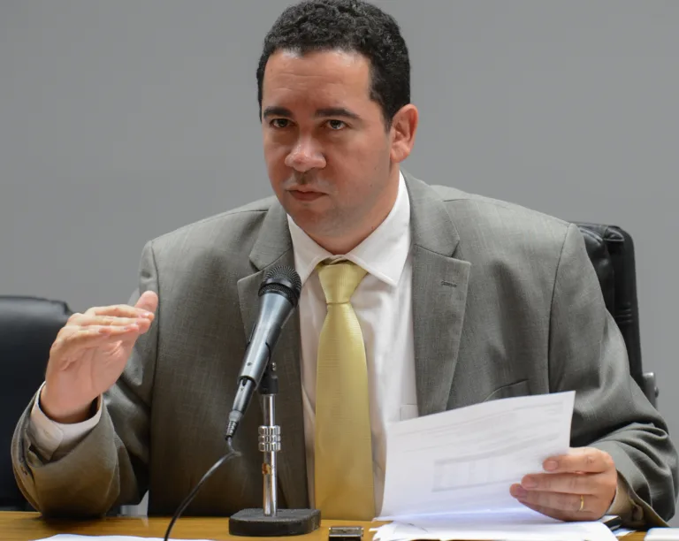 Brasília – O secretário Executivo Interino do Ministério da Fazenda, Dyogo Henrique de Oliveira, fala durante entrevista coletiva, sobre o aumento das alíquotas do Imposto sobre Produtos Industrializados (IPI) dos automóveis