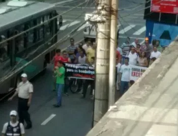 Manifestação de bombeiros e PMs interrompe o trânsito de Vitória