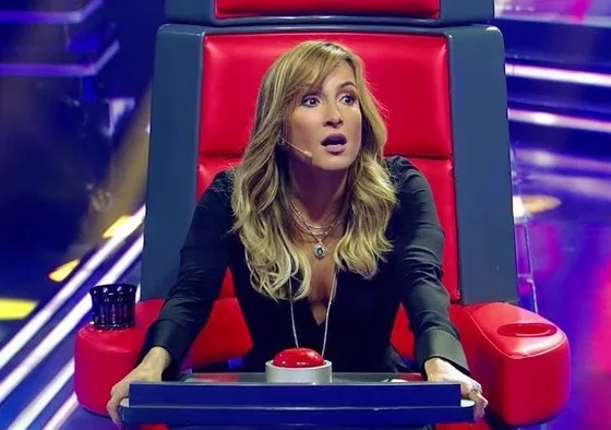 Claudia Leitte brinca com participante do The Voice e leva "patada"