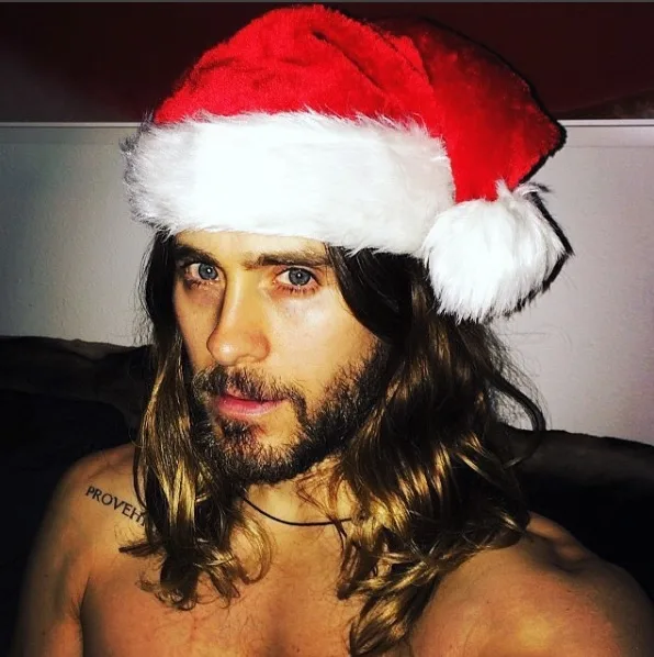 Jared Leto posa sem camisa e com gorro do Papai Noel