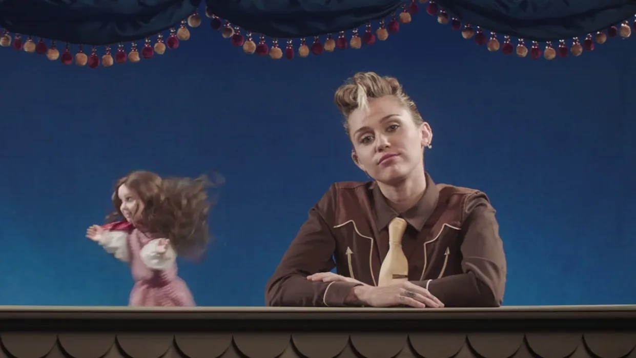 Miley Cyrus aparece de Elvis Presley em clipe de Yonger Now