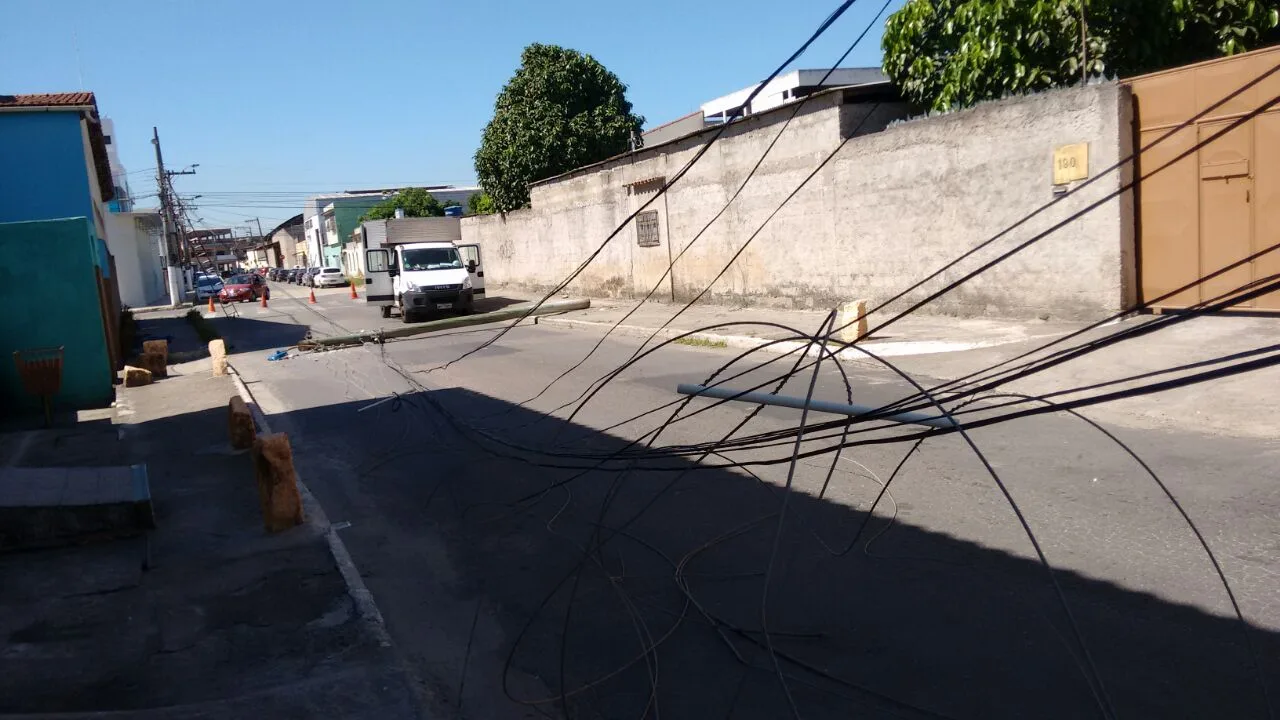 Poste de energia desaba e deixa homem ferido em Vila Velha