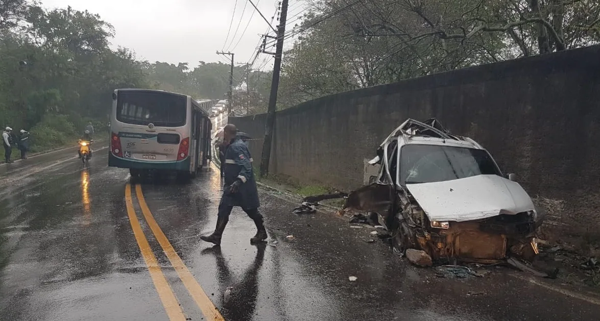 Motorista de carro fica gravemente ferido após bater de frente com ônibus em Vitória