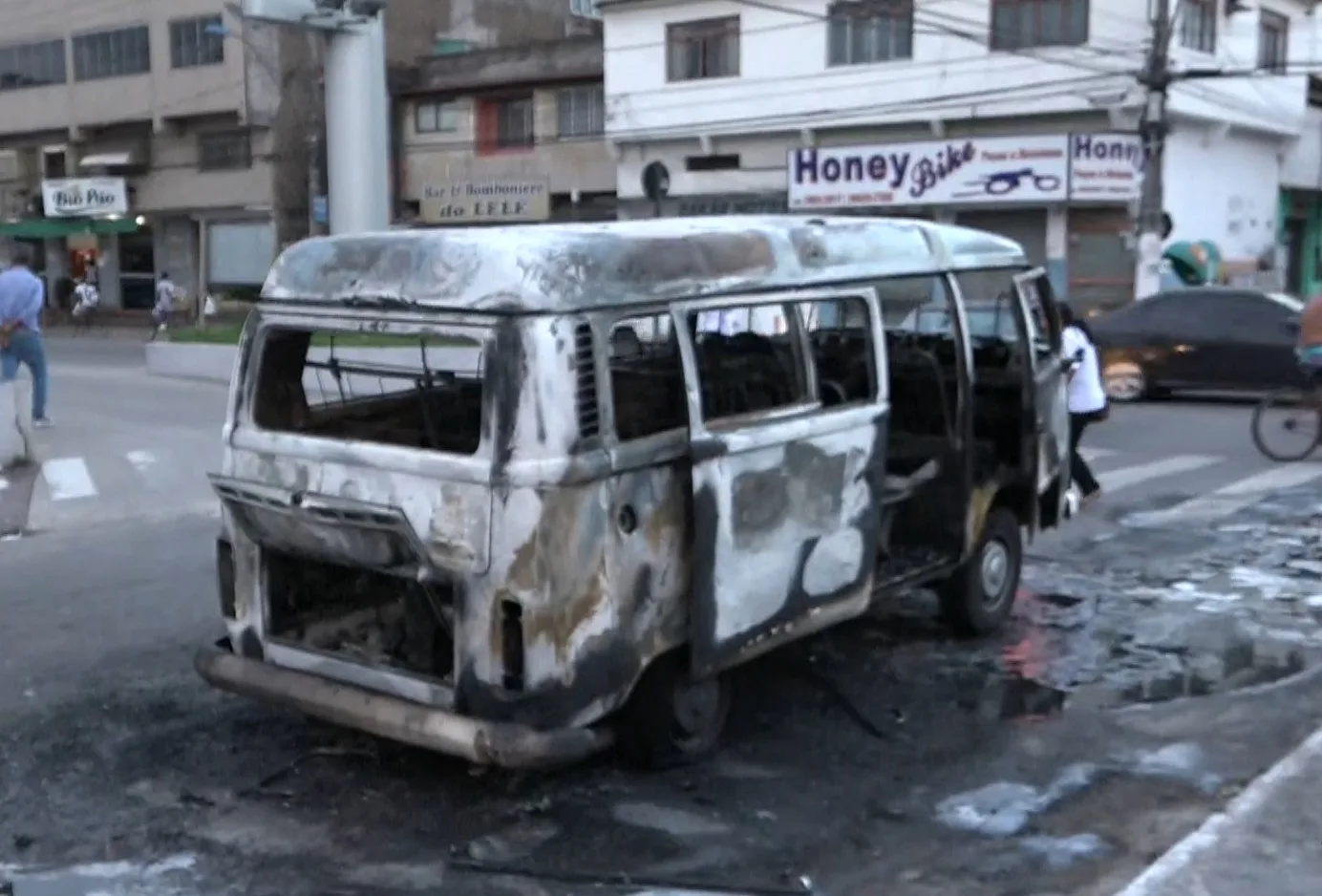 Kombi de prefeitura fica destruída após pegar fogo em Vila Velha