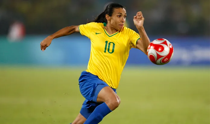 Marta treina, faz gols e mostra que está recuperada da lesão muscular