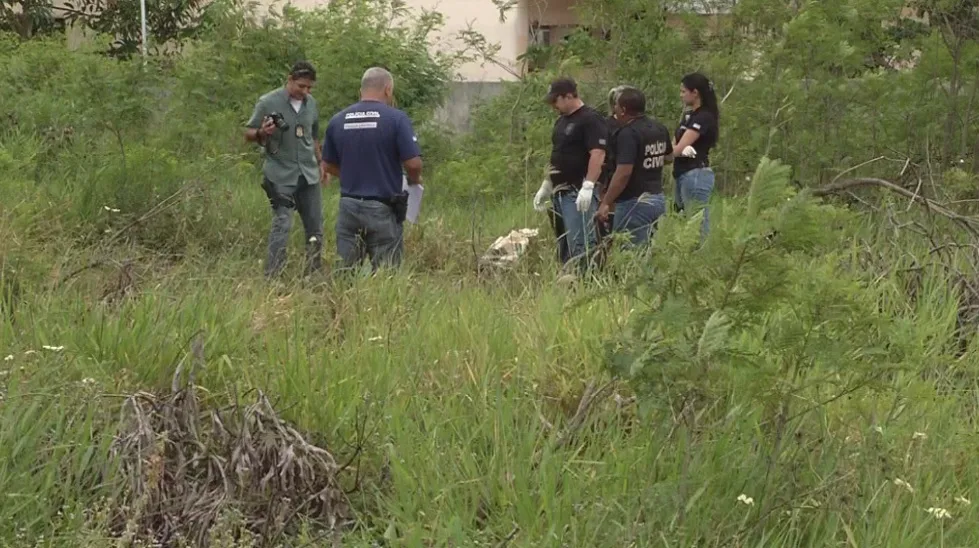 Corpo de jovem é encontrado em terreno baldio de Cariacica