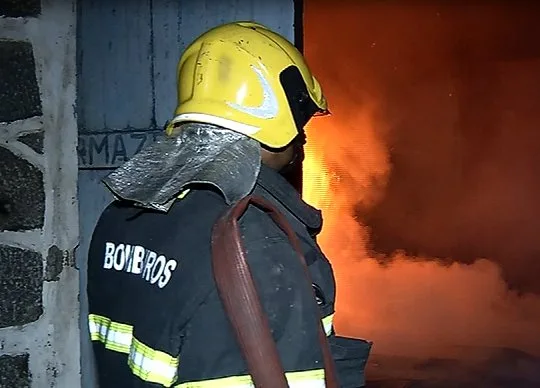 Galpão pega fogo e assusta moradores de Vila Velha