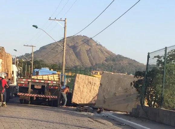 Carreta carregada de placas de granito tomba e atinge muro de empresa em Cariacica