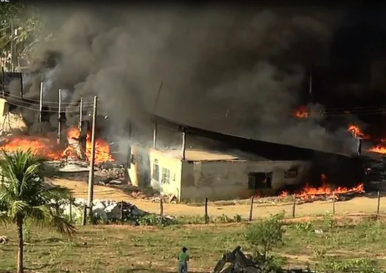 Incêndio atinge fábrica de reciclagem em Cariacica