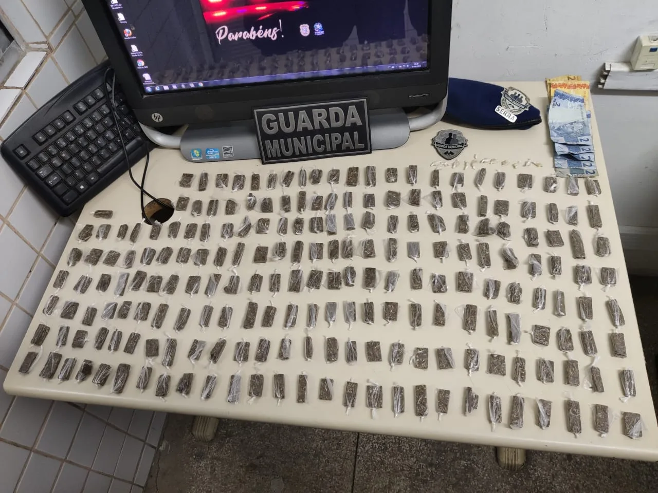 Suspeito de tráfico é detido com mais de 200 buchas de maconha