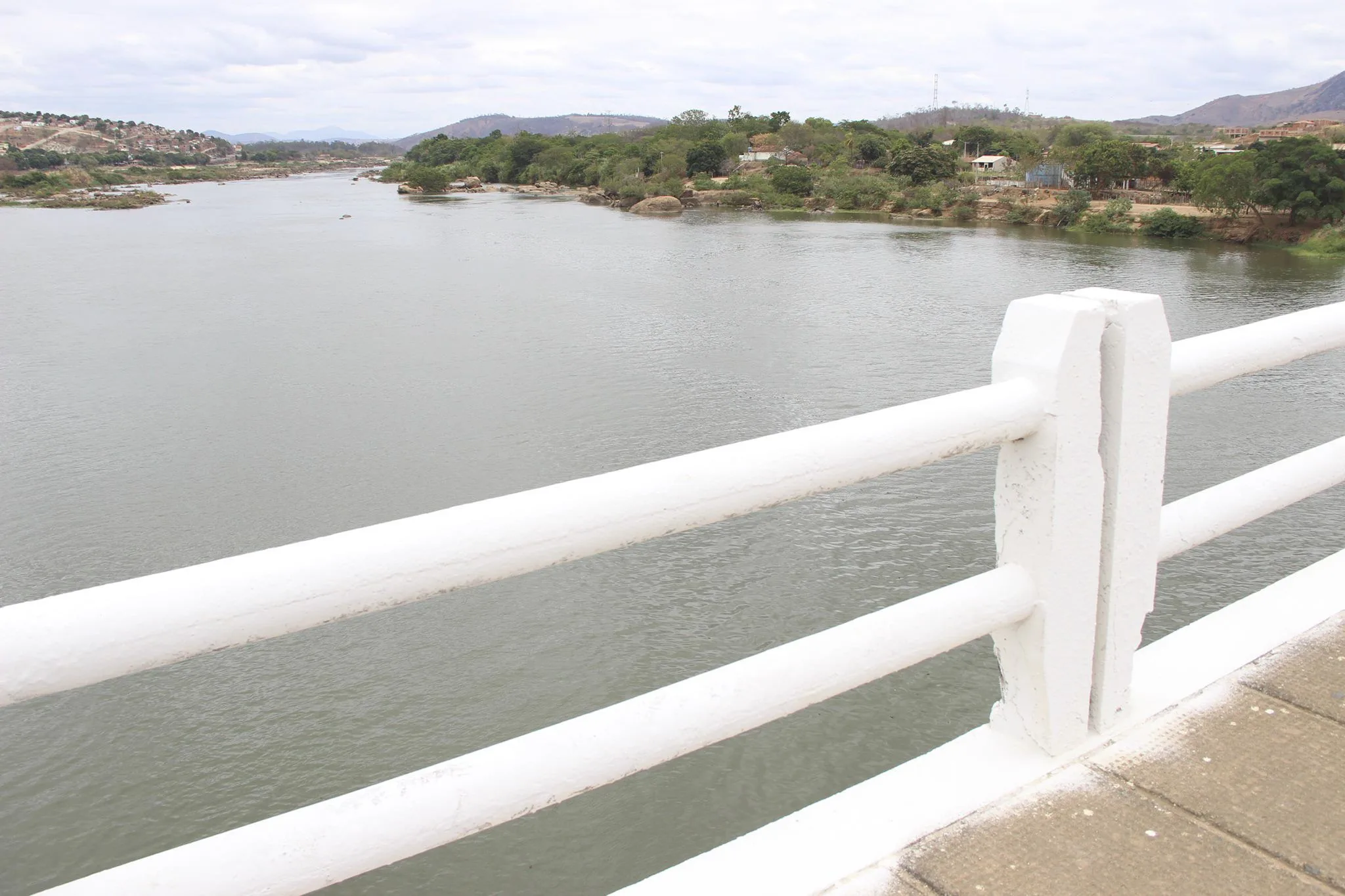 Brasília – Cidades ribeirinhas aguardam a chegada da onda de lama. Imagem do rio Doce em Baixo Guandu(ES) às 12h desta terça-feira (10) (Secom/BG)