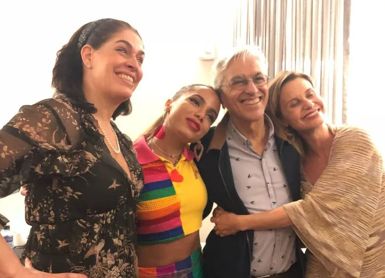 Anitta é tietada por Caetano Veloso em show: Que honra!