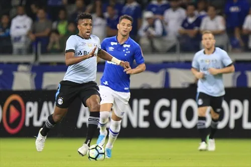 Em jogo eletrizante, Cruzeiro e Grêmio empatam por 3 a 3; Corinthians segue líder