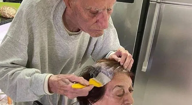 De quarentena, idoso de 92 anos pinta o cabelo da esposa que não pode ir ao salão e imagem viraliza