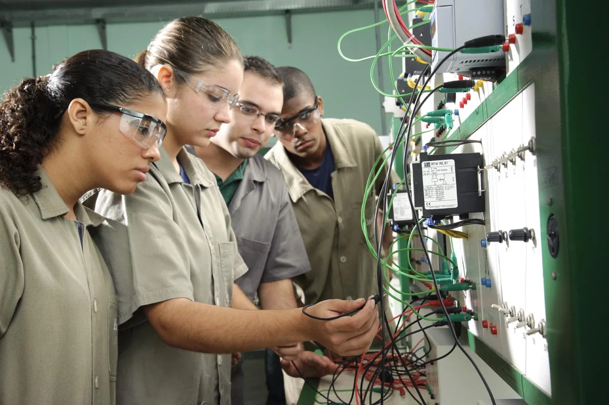 Estado abre 2,8 mil vagas em escolas técnicas de 24 municípios para 2016