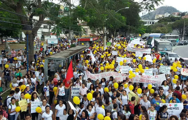 Manifestantes interditam o trânsito em Vitória em protesto contra a PEC 241