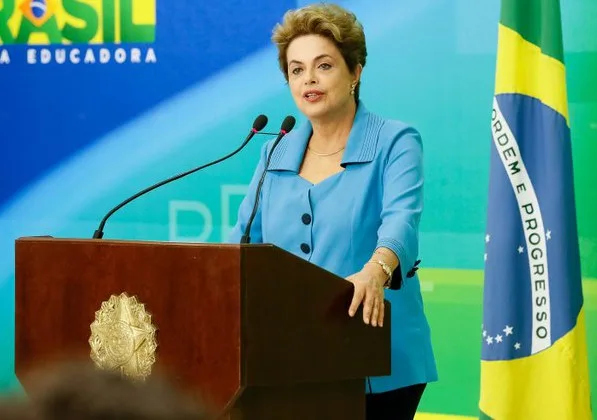 Dilma se reúne com Cardozo e Gilles no Palácio da Alvorada