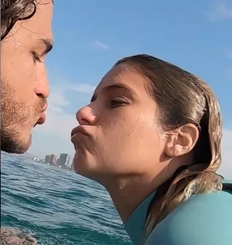 Isabella Santoni e namorado, Caio Vaz, trocam beijos em praia do Rio