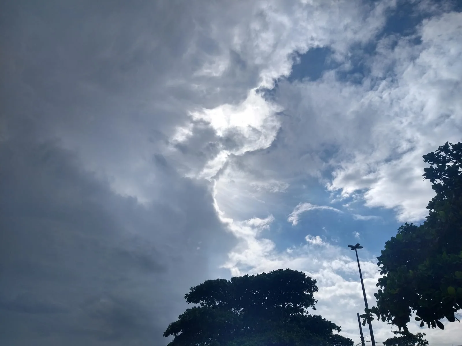 Sol aparece entre nuvens, mas chuva deve continuar no ES nesta quarta-feira