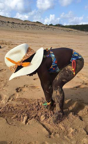 Giovanna Ewbank mostra foto fofa da filha brincando na praia e se diverte: "Títi à milanesa"