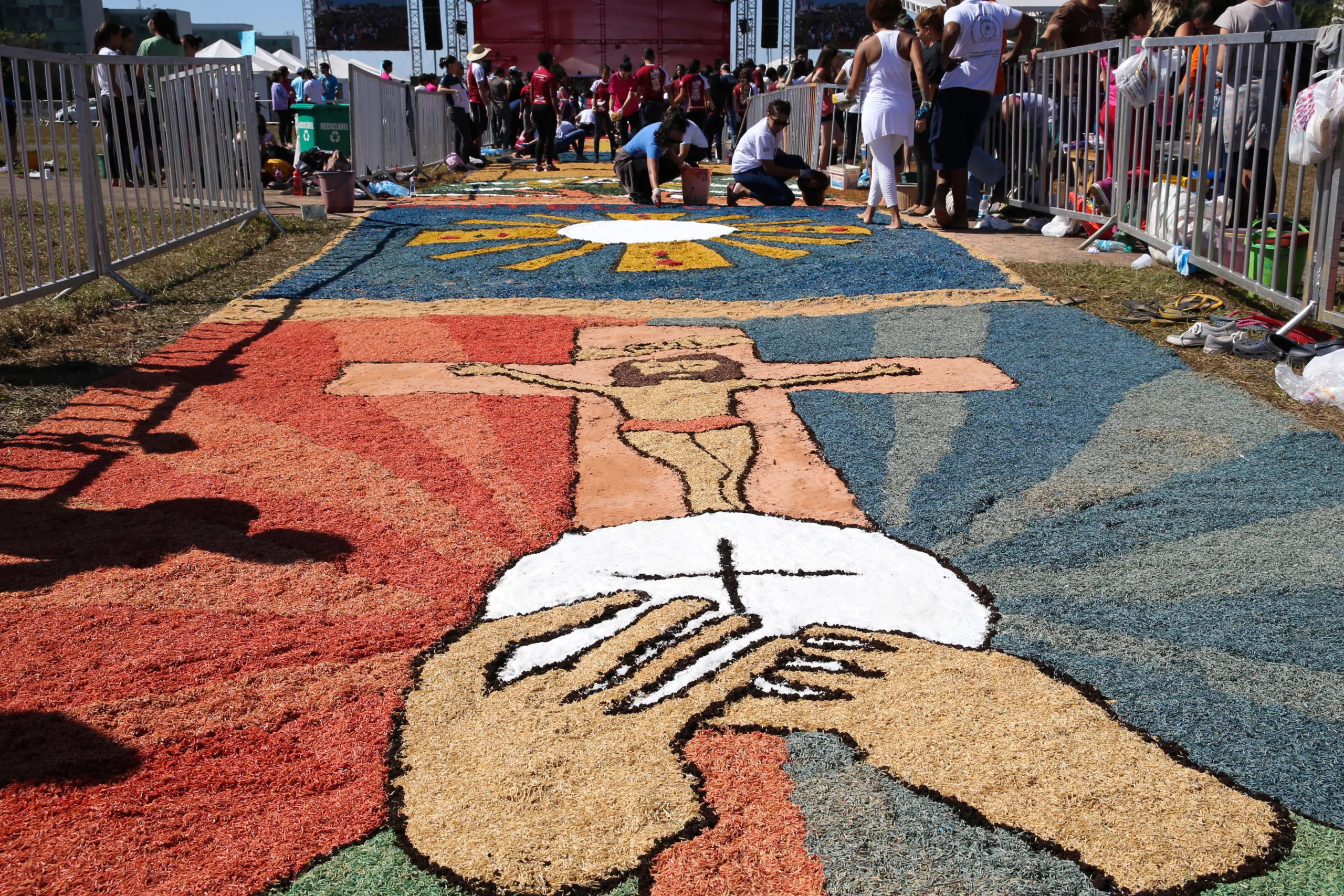 Brasília – Fiéis confeccionam o tradicional tapete para a festa de Corpus Christi no Distrito Federal, na Esplanada dos Ministérios (Valter Campanato/Agência Brasil)