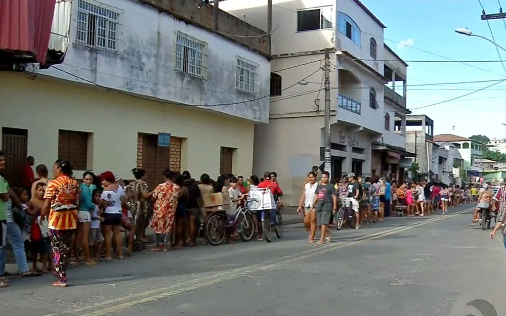 Notícia sobre doação de galinhas circula nas redes sociais e fila quilométrica se forma em VV