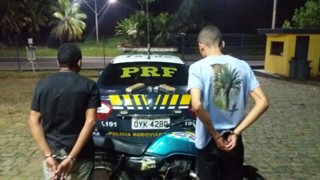 PRF prende traficantes em Guarapari com dois tabletes de maconha