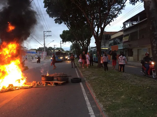 Semana começa com protesto de moradores na Serra