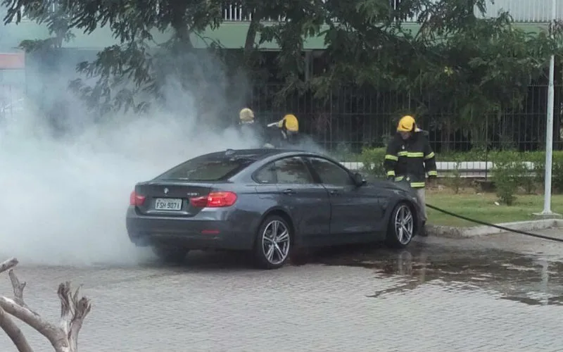 Carro de luxo pega fogo na Praça do Papa em Vitória